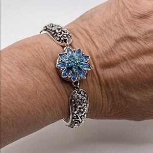 Elegant carved floral vintage style bracelet Blue Floral snap! Great GIFT! NWT